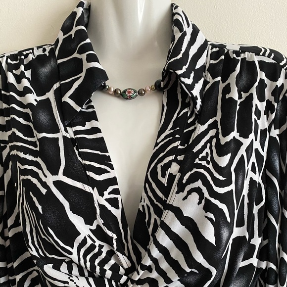 Lovely Black & White Cache Slip-Over Top Sz Large - Picture 3 of 8